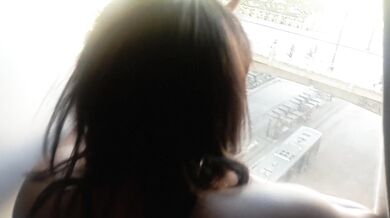 Acordei cheio de tesão e peguei minha olhando da janela não resisti e acabei fudendo ela