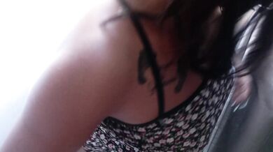 Acordei cheio de tesão e peguei minha olhando da janela não resisti e acabei fudendo ela