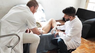 Russah foi no ginecologista e os medicos safados comeram ela