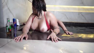 I fucked this big butt teen ass in the hotel pool