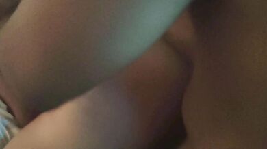 Han knullar mig medan jag tittar på hentai.